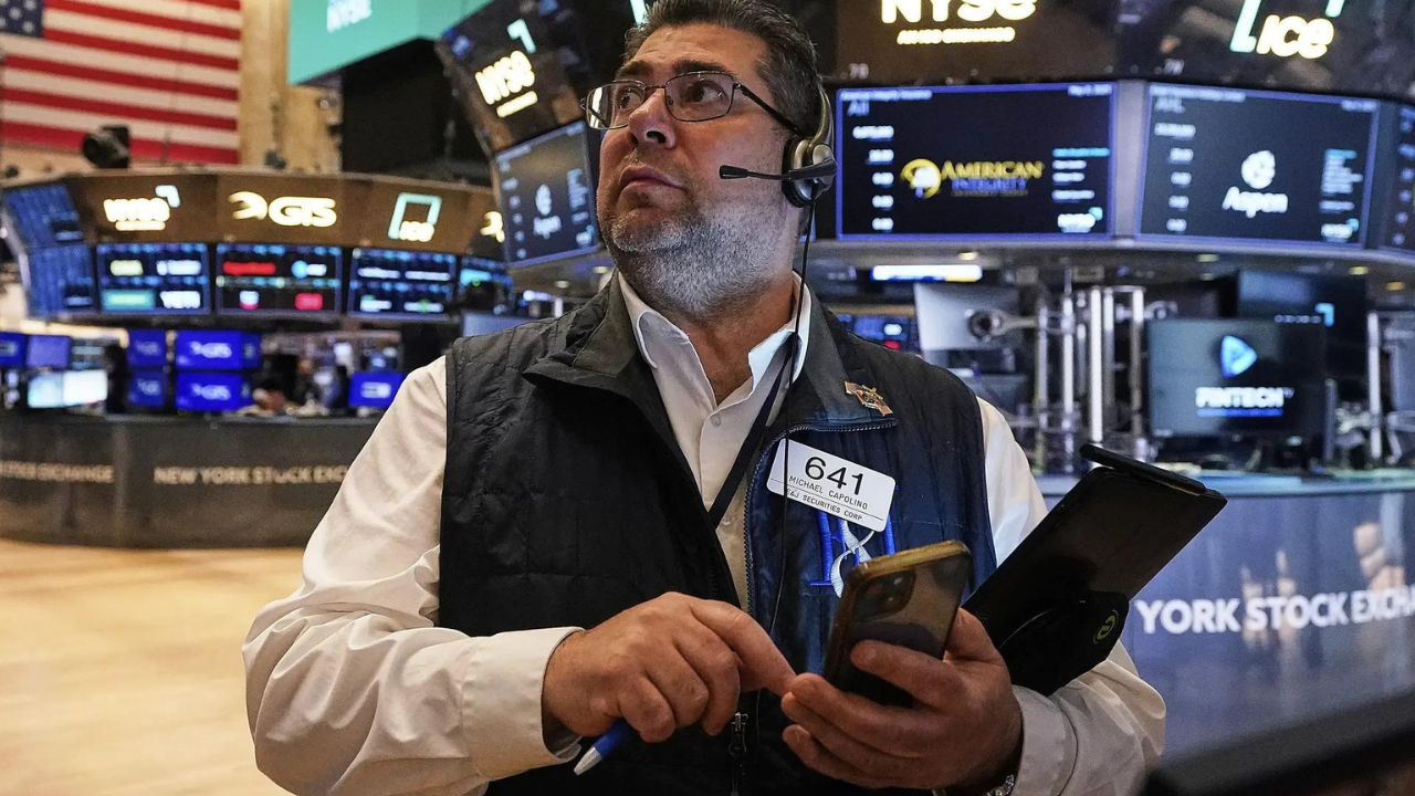 Wall Street opens sharply lower, Dow Falls Over 400 points after Trump’s tariff threats on EU & Apple, global sell-off ensues