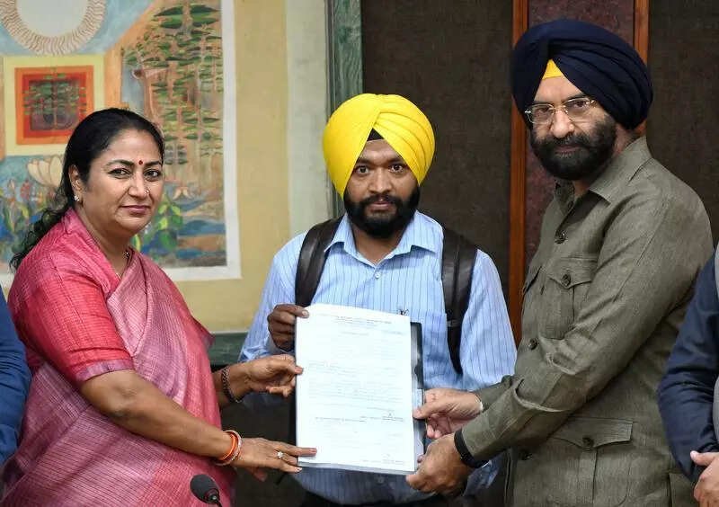 Rekha hands over job letters to kin of 1984 riot victims